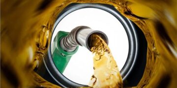 پاکستان میں پیٹرولیم مصنوعات کی قیمتوں میں کمی کا امکان، عوام کو ریلیف کی امید