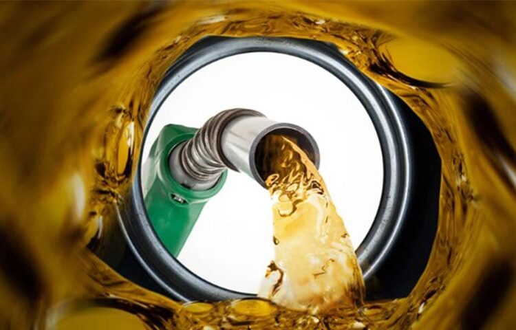 پاکستان میں پیٹرولیم مصنوعات کی قیمتوں میں کمی کا امکان، عوام کو ریلیف کی امید