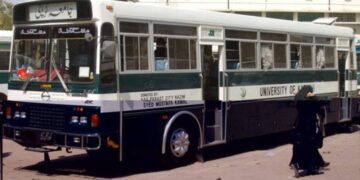 جامعہ کراچی میں پوائنٹ بس حادثے میں طالبہ انیقہ سعید جاں بحق، طلبہ کا شدید احتجاج