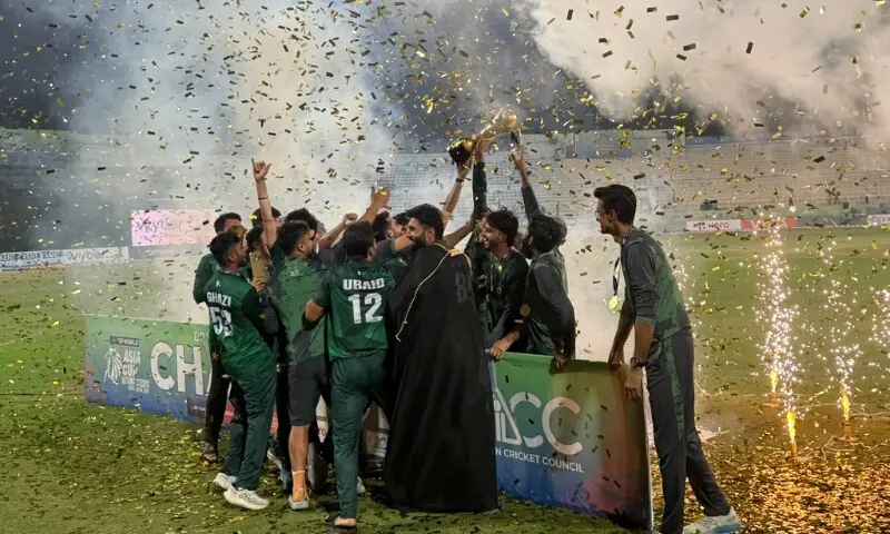 پاکستان نے سنسنی خیز مقابلے کے بعد سپر اوور میں بنگلہ دیش کو شکست دے کر ایشیا کپ رائزنگ اسٹارز جیت لیا