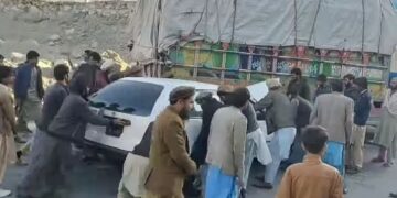 چلاس میں شاہراہ قراقرم پر لینڈ سلائیڈنگ، متعدد گاڑیاں ملبے تلے دب گئیں