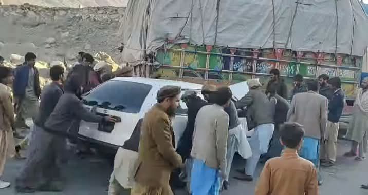 چلاس میں شاہراہ قراقرم پر لینڈ سلائیڈنگ، متعدد گاڑیاں ملبے تلے دب گئیں