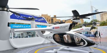 دبئی میں اڑنے والی ٹیکسی کی پہلی کامیاب آزمائشی پرواز، 2026 میں عوام کے لیے دستیاب ہوگی