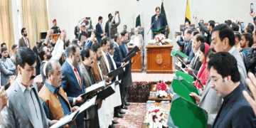 آزاد جموں و کشمیر کی 18 رکنی نئی کابینہ نے حلف اٹھا لیا، اسپیکر نے علالت کے باعث صدر کی جگہ ذمہ داری نبھائی