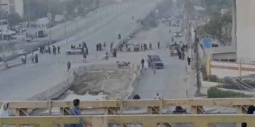 نیپا چورنگی پر کھلے مین ہول میں گرنے والا کمسن بچہ نہ مل سکا، تلاش جاری؛ شہریوں کا شدید احتجاج