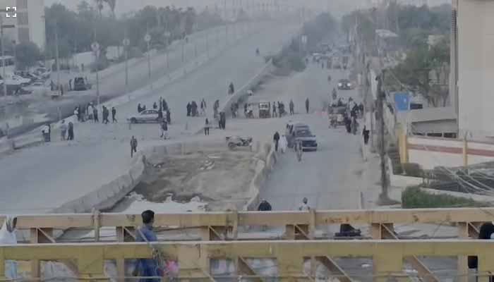 نیپا چورنگی پر کھلے مین ہول میں گرنے والا کمسن بچہ نہ مل سکا، تلاش جاری؛ شہریوں کا شدید احتجاج