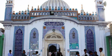 مٹیاری میں شاہ عبدالطیف بھٹائی کے مزار پر چوری، چور گیٹ توڑ کر چاندی لے گئے