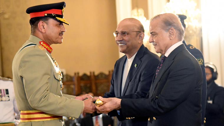 صدر آصف علی زرداری نے فیلڈ مارشل عاصم منیر کی بطور چیف آف ڈیفنس فورسز 5 سالہ تعیناتی کی منظوری دے دی