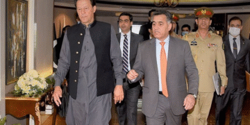 فیض حمید کے عمران خان کے خلاف سرکاری گواہ بننے کی تردید، قیاس آرائیاں بے بنیاد قرار، وکیل میاں علی اشفاق