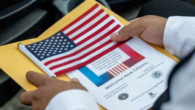 امریکا نے 19 ممالک کے شہریوں کی امیگریشن درخواستیں معطل کر دیں، گرین کارڈ اور شہریت کی کارروائیاں بھی روک دی گئیں