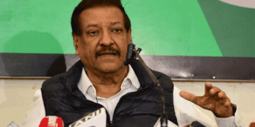 آپریشن سندور کے پہلے دن ہی بھارت ہار گیا تھا، سابق وزیراعلیٰ مہاراشٹرا