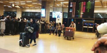 کراچی ایئرپورٹ پر نجی ایئرلائن کے عملے کی سنگین غفلت، مسافر کا پاسپورٹ پھاڑنے کا واقعہ سامنے آگیا