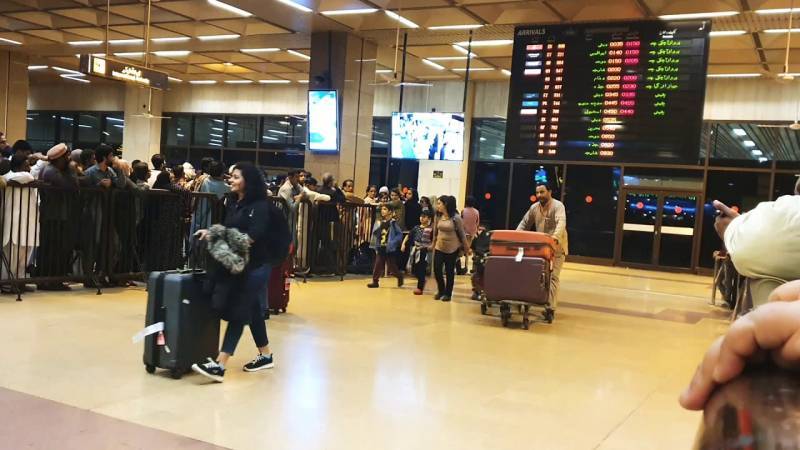 کراچی ایئرپورٹ پر نجی ایئرلائن کے عملے کی سنگین غفلت، مسافر کا پاسپورٹ پھاڑنے کا واقعہ سامنے آگیا