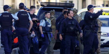 سڈنی کے بونڈی ساحل پر فائرنگ کرنے والے حملہ آور باپ بیٹا نکلے، پولیس نے تفصیلات جاری کر دیں