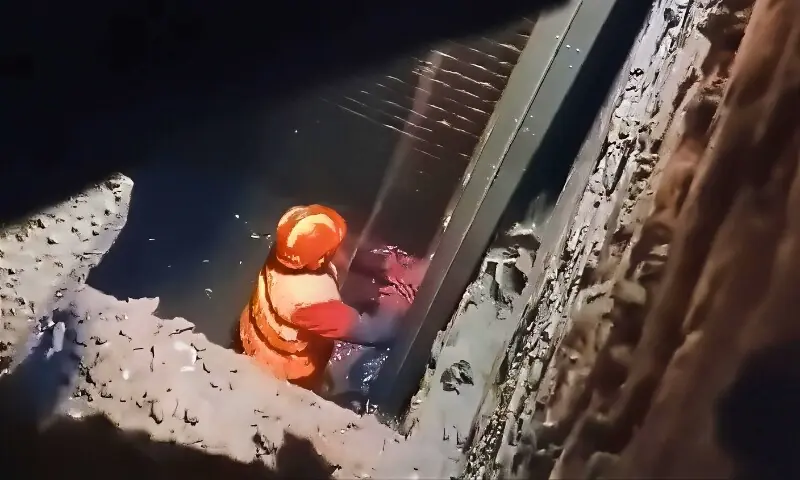 لاہور میں سیوریج لائن میں گرنے والی خاتون کی لاش مل گئی، 9 ماہ کی بچی کی تلاش جاری