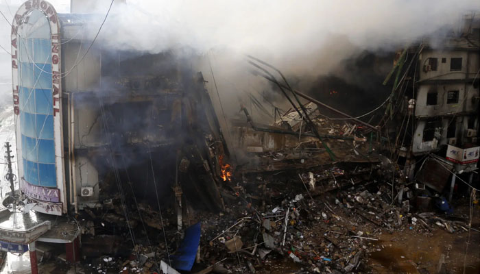 آتشزدگی کے باعث گل پلازہ کا ایک اور حصہ زمین بوس، ملحقہ عمارت کے پلرز بھی متاثر