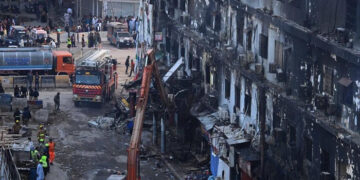 سانحہ گل پلازہ: ملبے تلے ممکنہ لاشوں کی تلاش جاری، 86 افراد تاحال لاپتا، ڈی سی ساؤتھ