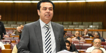 پی ٹی آئی کی پالیسیوں اور نالائقی سے خیبرپختونخوا جل رہا ہے۔ طلال چوہدری