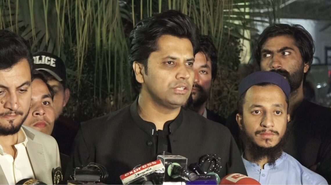 وفاقی حکومت آپریشن کا ملبہ صوبے پر ڈالنے کی ناکام کوشش کر رہی ہے: معاونِ خصوصی کے پی