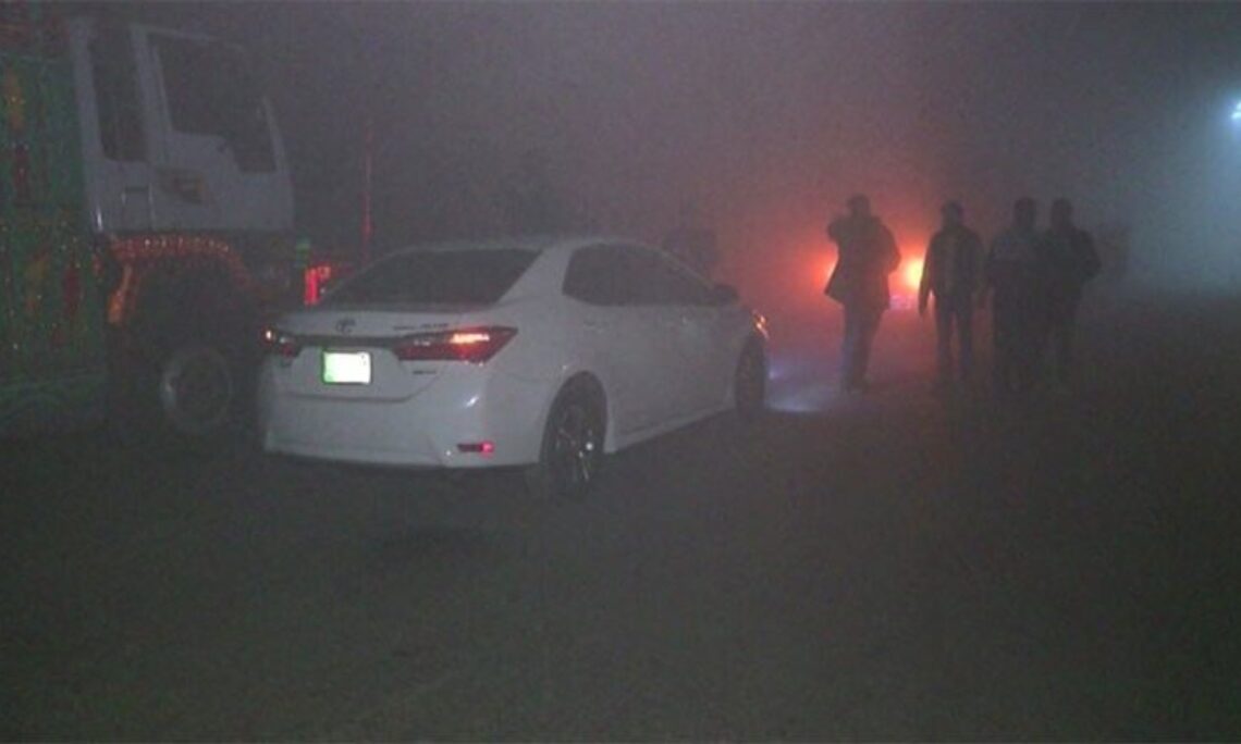 نواب شاہ میں مہران ہائی وے پر شدید دھند کے باعث ٹریفک حادثہ، 3 افراد جاں بحق