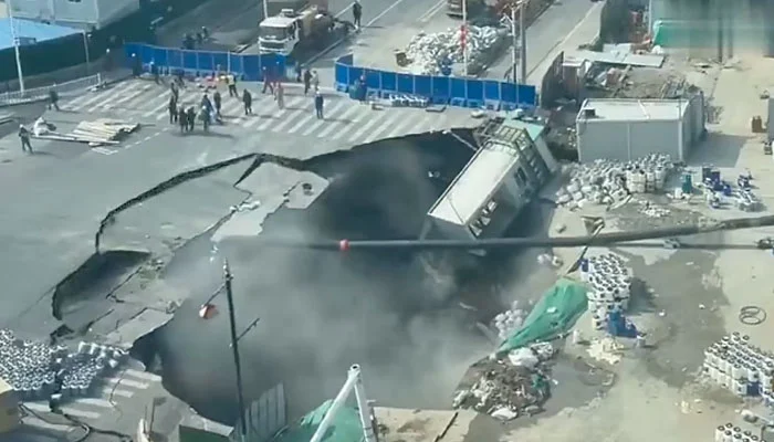 شنگھائی میں زمین پھٹنے سے سڑک کا بڑا حصہ دھنس گیا، ویڈیو وائرل — پاک الرٹس: سنسنی نہیں، صرف خبر - PakAlerts.net — قابل اعتماد ڈیجیٹل نیوز پلیٹ فارم عالمی امور، تازہ ترین خبریں, سیاست, ٹیکنالوجی، کھیل، معیشت، تفریح، صحت، تعلیم، اور بہت کچھ ایک جگہ پر۔ شنگھائی میں زمین پھٹنے سے سڑک کا بڑا حصہ دھنس گیا، ویڈیو وائرل