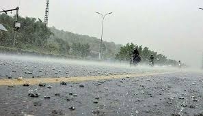 کراچی کے مختلف علاقوں میں بارش اور ژالہ باری، سڑکوں پر پانی جمع ہونے سے ٹریفک متاثر