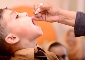 ملک بھر میں انسدادِ پولیو مہم کا آغاز، سندھ، بلوچستان، خیبر پختون خوا اور پنجاب میں بچوں کو قطرے پلانے کا عمل شروع