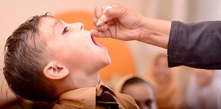 ملک بھر میں انسدادِ پولیو مہم کا آغاز، سندھ، بلوچستان، خیبر پختون خوا اور پنجاب میں بچوں کو قطرے پلانے کا عمل شروع
