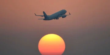 کراچی اور لاہور کے مخصوص فضائی روٹس عارضی طور پر بند کرنے کا فیصلہ