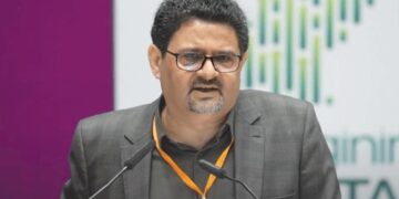 پیٹرولیم مصنوعات کی قیمتوں میں اضافہ آئل کمپنیوں کو فائدہ پہنچانے کے مترادف ہے: مفتاح اسماعیل