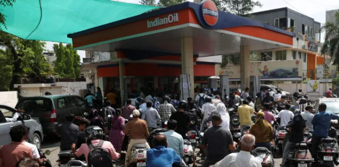 بھارت میں ایندھن بحران شدت اختیار، پیٹرول پمپس پر پولیس تعینات، لمبی قطاریں