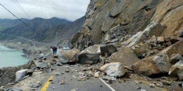 شاہراہ قراقرم پر لینڈ سلائیڈنگ سے کئی مقامات پر ٹریفک معطل، گلگت بلتستان کا زمینی رابطہ منقطع