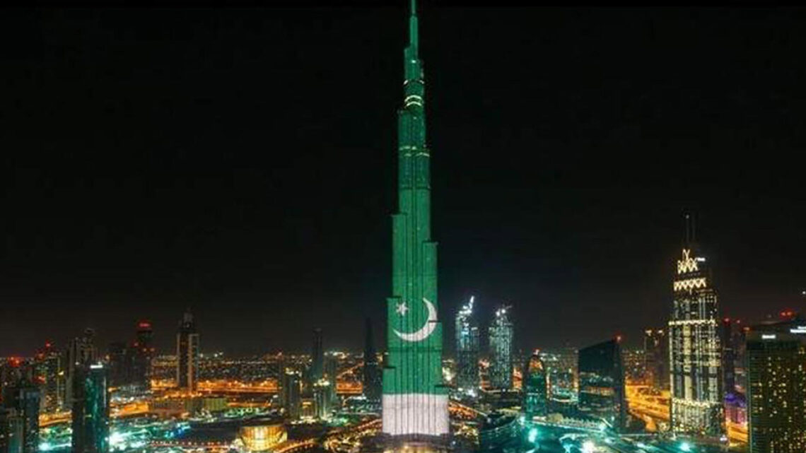 یوم پاکستان پر برج خلیفہ پاکستانی پرچم کے رنگوں سے روشن، یو اے ای میں تقریبات کا انعقاد