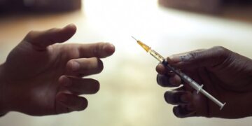 ایچ آئی وی کے بڑھتے کیسز: استعمال شدہ سرنجز پر پابندی پر سخت عملدرآمد کا حکم