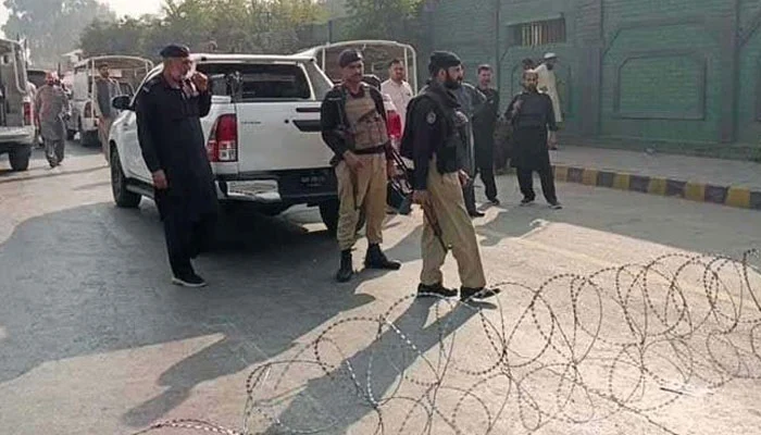 لکی مروت میں پولیس موبائل کے قریب دھماکا، اے ایس آئی سمیت 5 اہلکار زخمی