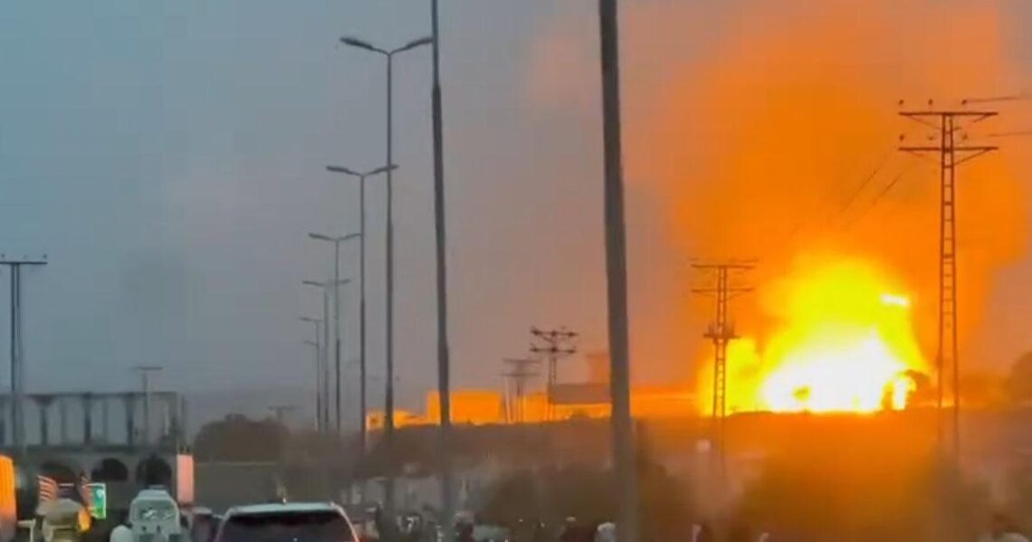 حطار انڈسٹریل اسٹیٹ میں گیس پائپ لائن دھماکے کے بعد آگ، 8 افراد جاں بحق