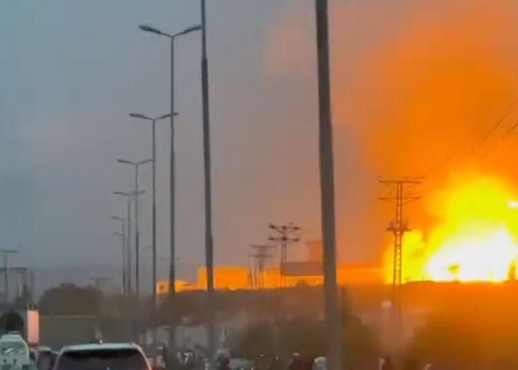 حطار انڈسٹریل اسٹیٹ میں گیس پائپ لائن دھماکے کے بعد آگ، 8 افراد جاں بحق