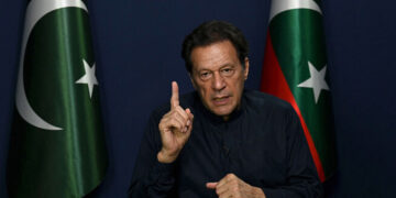 اڈیالہ جیل میں عمران خان اور سلمان صفدر کی ملاقات، جلسہ منسوخی کا پیغام سامنے آگیا