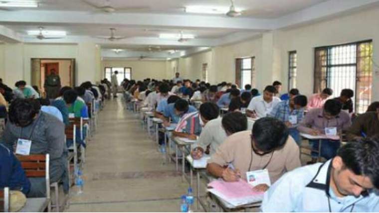 کراچی میں میٹرک امتحانات کے دوران لوڈشیڈنگ، طلبہ شدید گرمی میں پرچے دینے پر مجبور