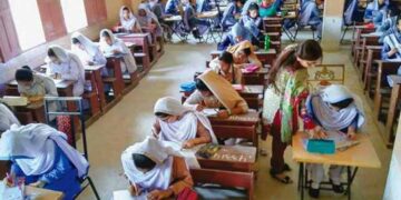 کراچی میں میٹرک امتحانات کا آغاز، مراکز کی تبدیلی سے طلبہ اور والدین پریشان