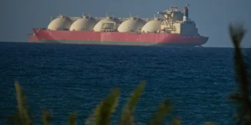 امریکی ناکہ بندی کے باوجود آبنائے ہرمز سے جہازوں کی آمد و رفت جاری، 24 گھنٹوں میں 20 سے زائد جہاز گزر گئے