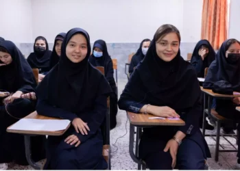 ایران نے تمام اسکولوں کو آن لائن لرننگ پر منتقل کرنے کا اعلان کر دیا