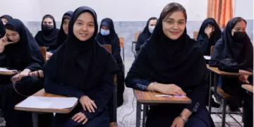 ایران نے تمام اسکولوں کو آن لائن لرننگ پر منتقل کرنے کا اعلان کر دیا