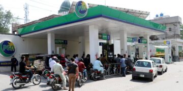 پیٹرولیم قیمتوں میں کمی کا عوامی خیر مقدم، مزید ریلیف کا مطالبہ