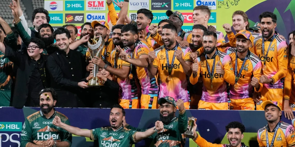 پشاور زلمی نے حیدرآباد کنگز مین کو شکست دے کر پی ایس ایل 11 کا ٹائٹل جیت لیا