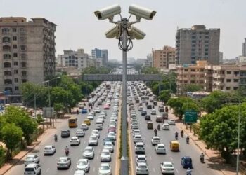 کراچی: شارع فیصل پر لین خلاف ورزی کے خلاف ای چالان مہم کا آغاز