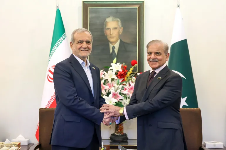 ایرانی صدر مسعود پزشکیان ایک روزہ دورے پر پاکستان پہنچ گئے