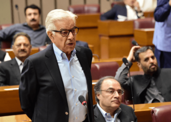محمود اچکزئی پی ٹی آئی اراکین کے درمیان عجیب لگتے ہیں، خواجہ آصف