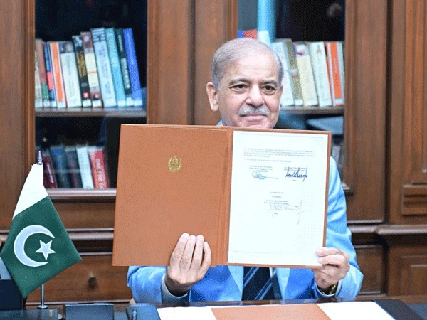 امریکا ایران معاہدہ: وزیراعظم پاکستان نے اسلام آباد مفاہمتی یادداشت پر بطور ثالث دستخط کر دیے — پاک الرٹس: سنسنی نہیں، صرف خبر - PakAlerts.net — قابل اعتماد ڈیجیٹل نیوز پلیٹ فارم عالمی امور، تازہ ترین خبریں, سیاست, ٹیکنالوجی، کھیل، معیشت، تفریح، صحت، تعلیم، اور بہت کچھ ایک جگہ پر۔ امریکا ایران معاہدہ: وزیراعظم پاکستان نے اسلام آباد مفاہمتی یادداشت پر بطور ثالث دستخط کر دیے