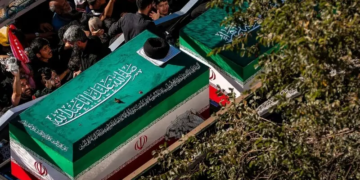ہیڈ لائن: ایران کے شہید رہبر کو مشہد میں امام علی رضا کے روضے کے احاطے میں سپردِ خاک کر دیا گیا